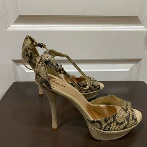 QUPID strap beige heeled sandal snake print size 8.5